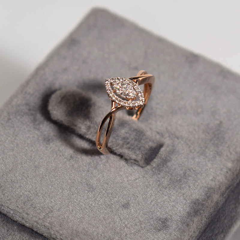 Trendy elliptical shape diamond ring